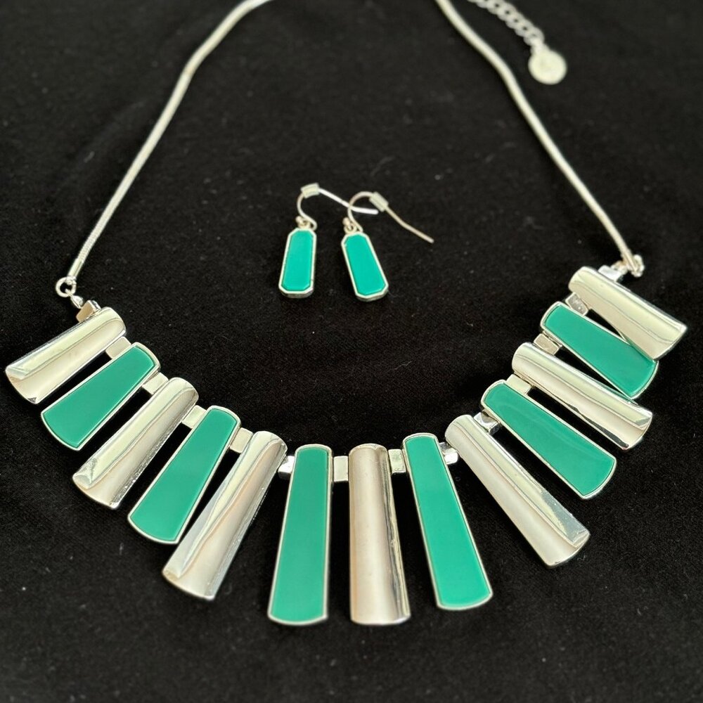 Costume jewelry turquoise/silver colored necklace/earrings